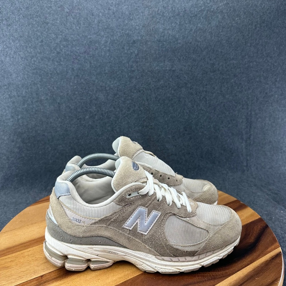 New Balance Trainers Sz 9.5 Womens Brown Driftwood Sandstone 2002R Running Shoes